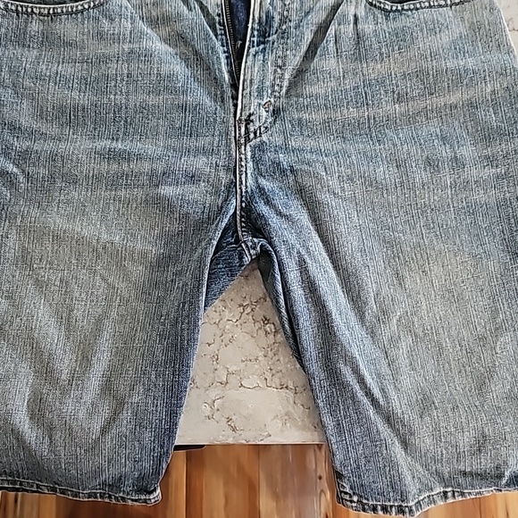 Men's Levi denim shorts style 569 waist 33 - Picture 2 of 8